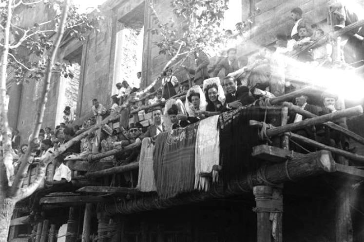 Festejo taurino en Alcántara. Una imagen que recuerda a la película ‘La Vaquilla’ de Berlanga. La plaza de toros de Alcántara se inauguró a mediados de los años 40.