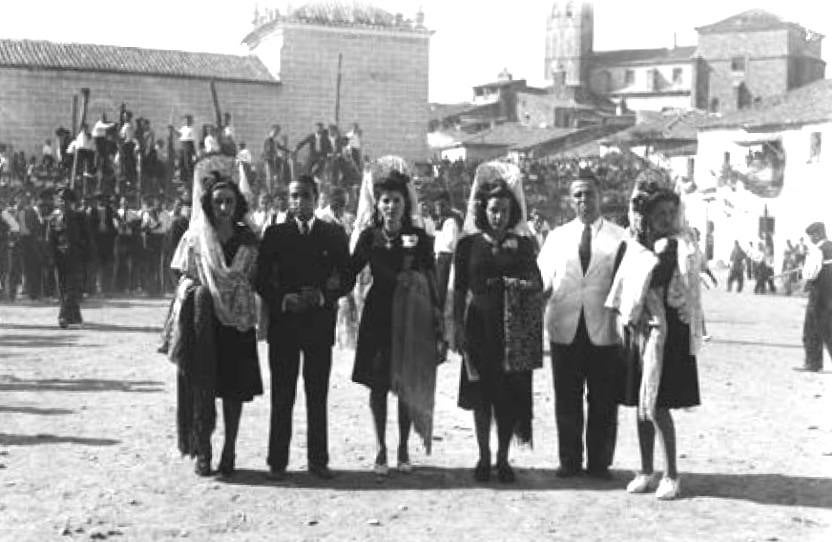 Mujeres y hombres arreglados en las fiestas.