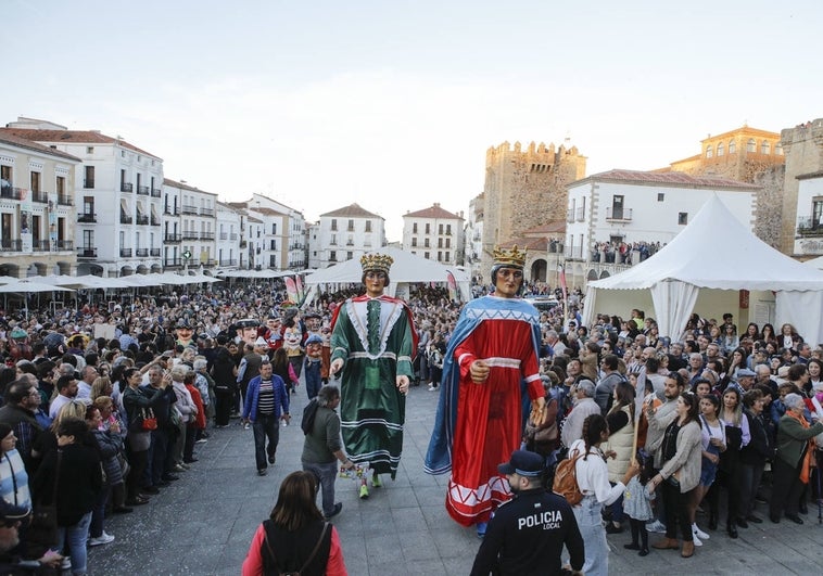 Los gigantes y cabezudos de Hervás llegando a la Plaza Mayor tras el desfile.