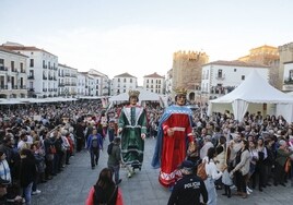 Los gigantes y cabezudos de Hervás llegando a la Plaza Mayor tras el desfile.