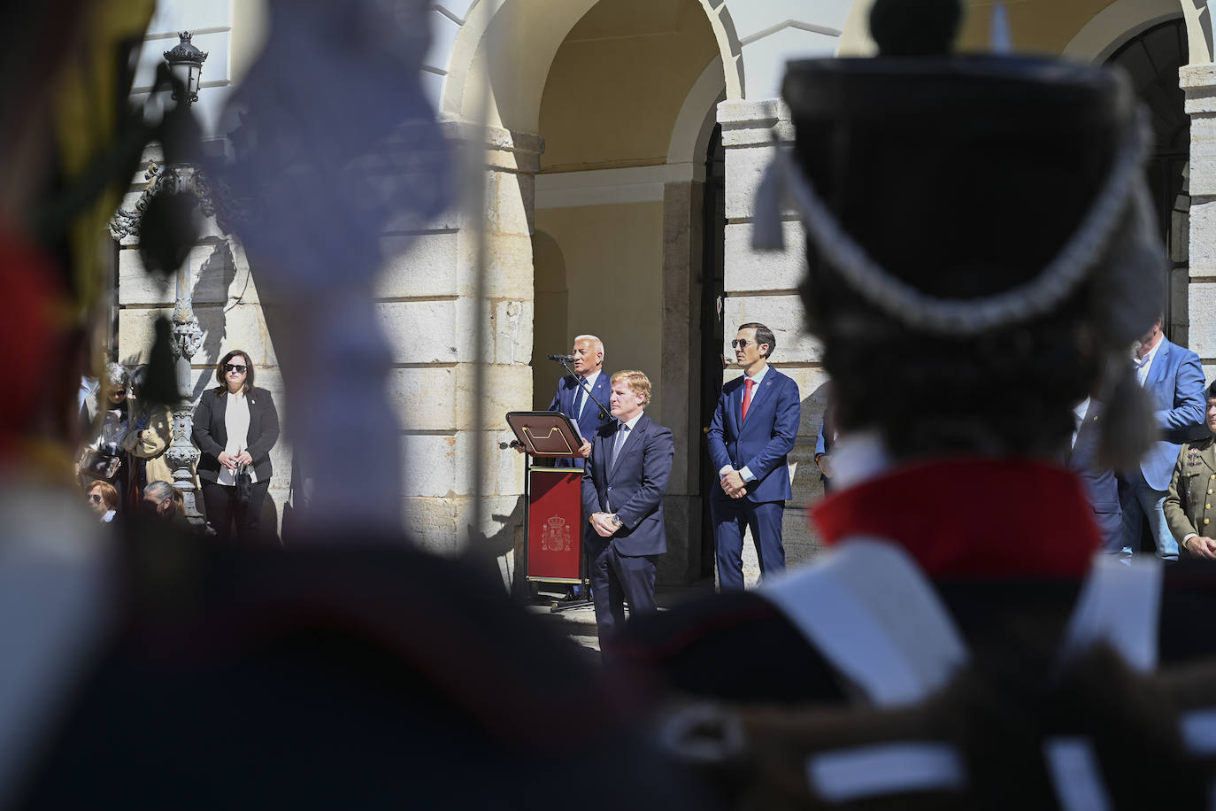 El delegado del Gobierno, Francisco Mendoza, y el alcalde, Ignacio Gragera, han pasado revista a las tropas y han saludado oficialmente a los recreadores.