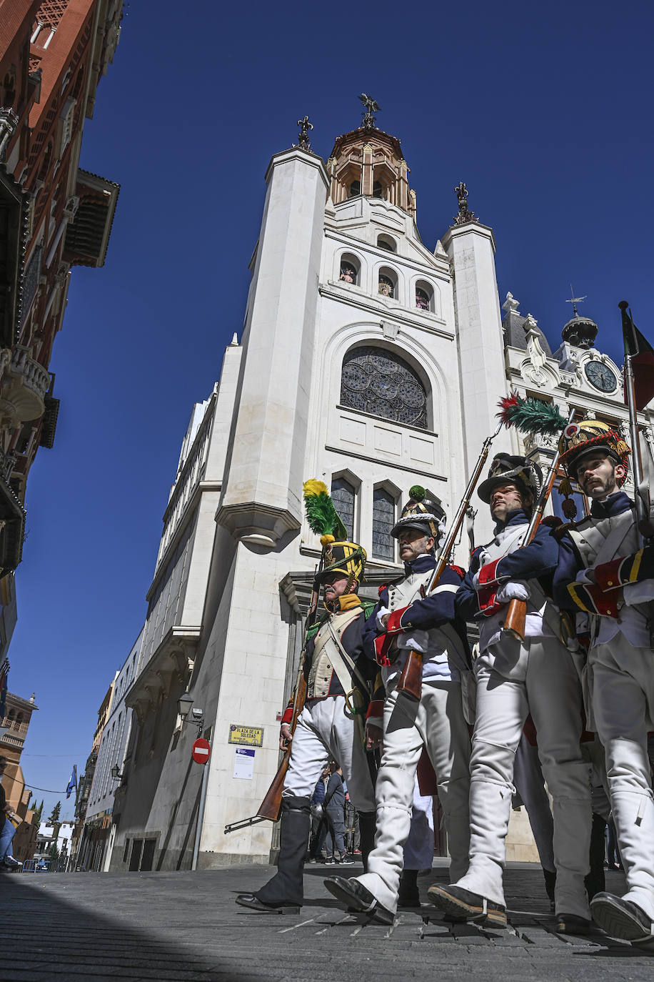 Los soldados pasaron junto a la puerta de la ermita de la Patrona.