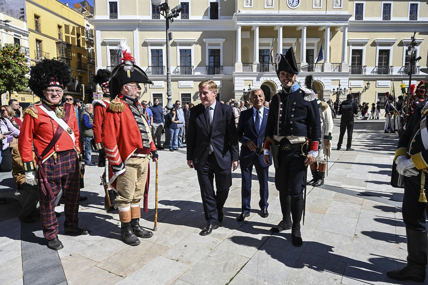 El alcalde, Ignacio Gragera, y el delegado del Gobierno, Francisco Mendoza, pasan revista a las tropas junto al Ayuntamiento.