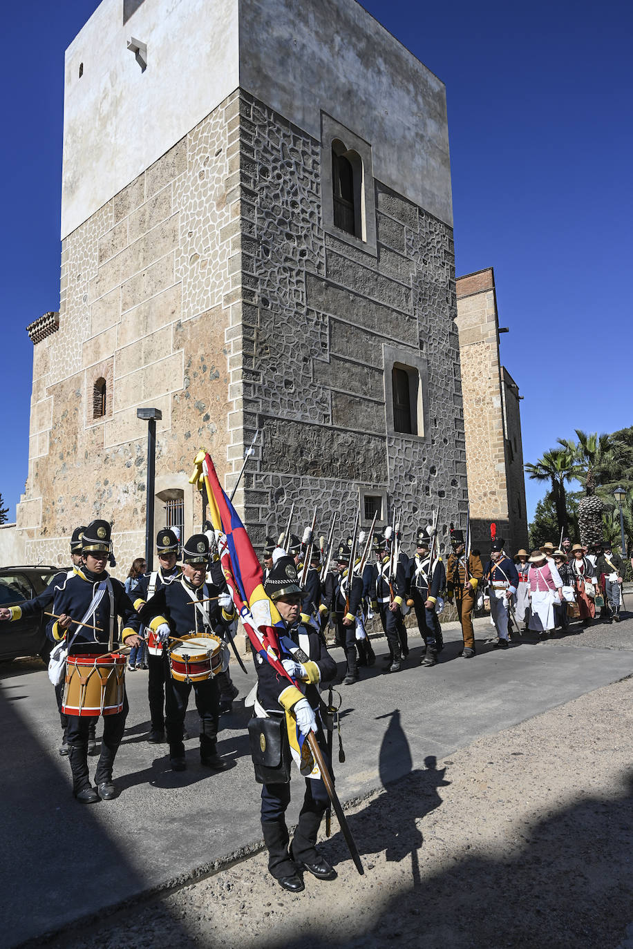 Los recreadores salen de la Alcazaba en dirección a la plaza de España.