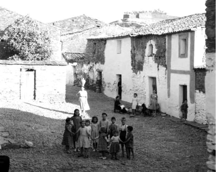 Niños jugando en una plaza de Alcántara.