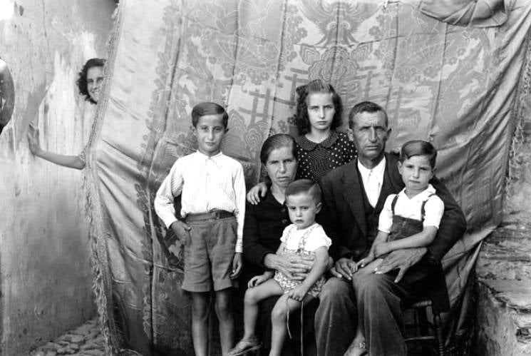 Haciendo ‘fotos de estudio’ en una calle con ayuda de una colcha.