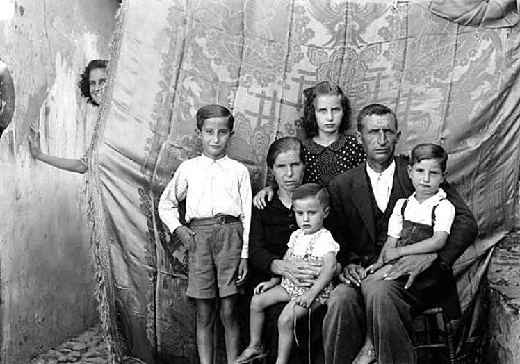 Haciendo una 'foto de estudio' con una colcha... en plena calle.