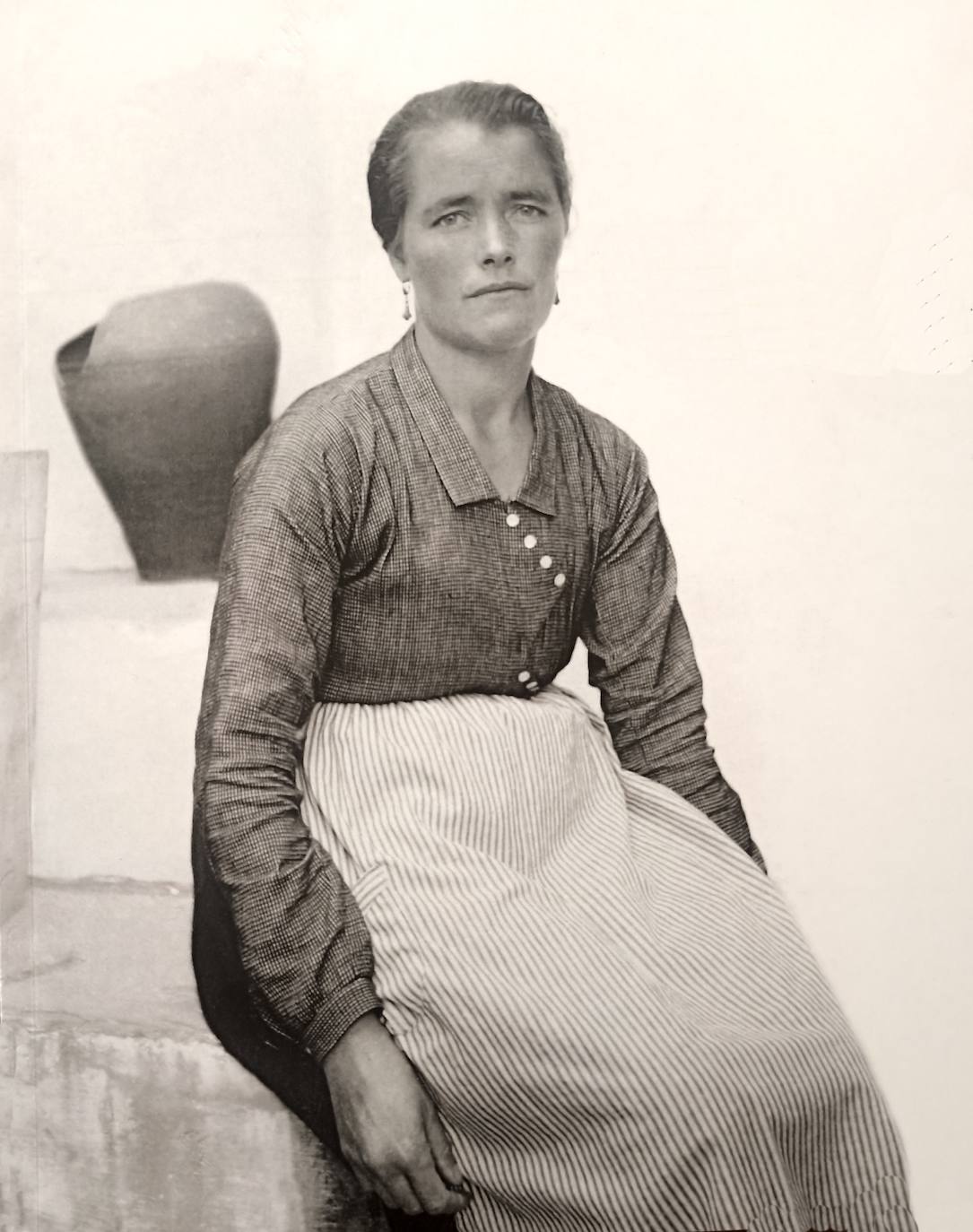 Una mujer de ‘los años de silencio’, según el profesor Villarroel Escalante. Es curiosa la pose de los brazos, de cansancio y entrega en una mujer que igual tiene poco más de 20 años.