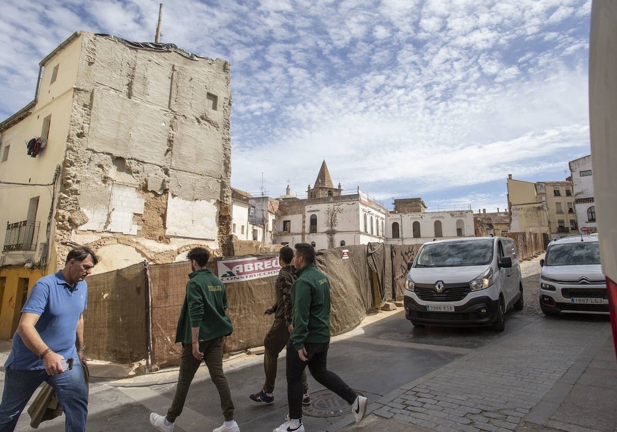 Aspecto actual de la Plaza del Duque, donde se aprecia la demolición del edificio que había en la esquina con Muñoz Chaves y del muro del jardín.