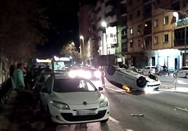 El coche que volcó a los pocos minutos del accidente.