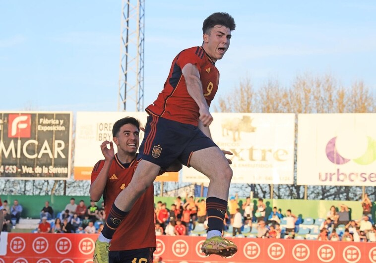Ilias Akomach celebra con Víctor Barberá el tercer gol de España contra Luxemburgo.