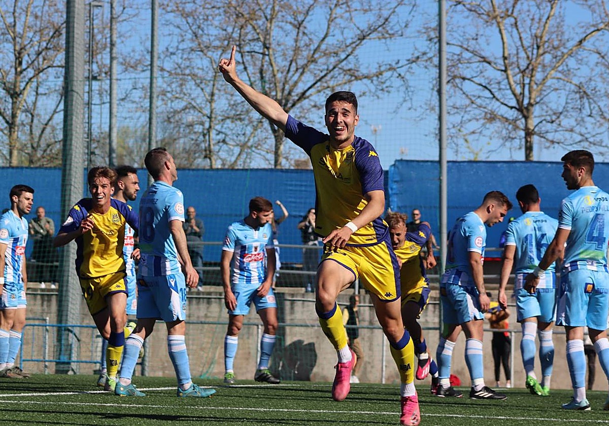 El Alcorcón B celebra uno de sus dos goles.