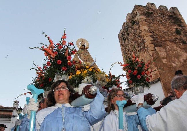 Imagen de la procesión de la Virgen de la Montaña de 2011, año en el que las mujeres pudieron cargar en igualdad de condiciones que los hombres.