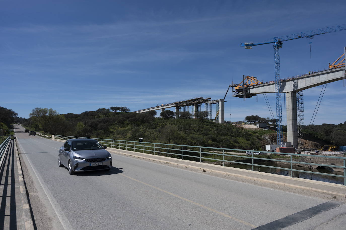 Un conductor pasa junto al puente Asseca II, que estos días están construyendo.