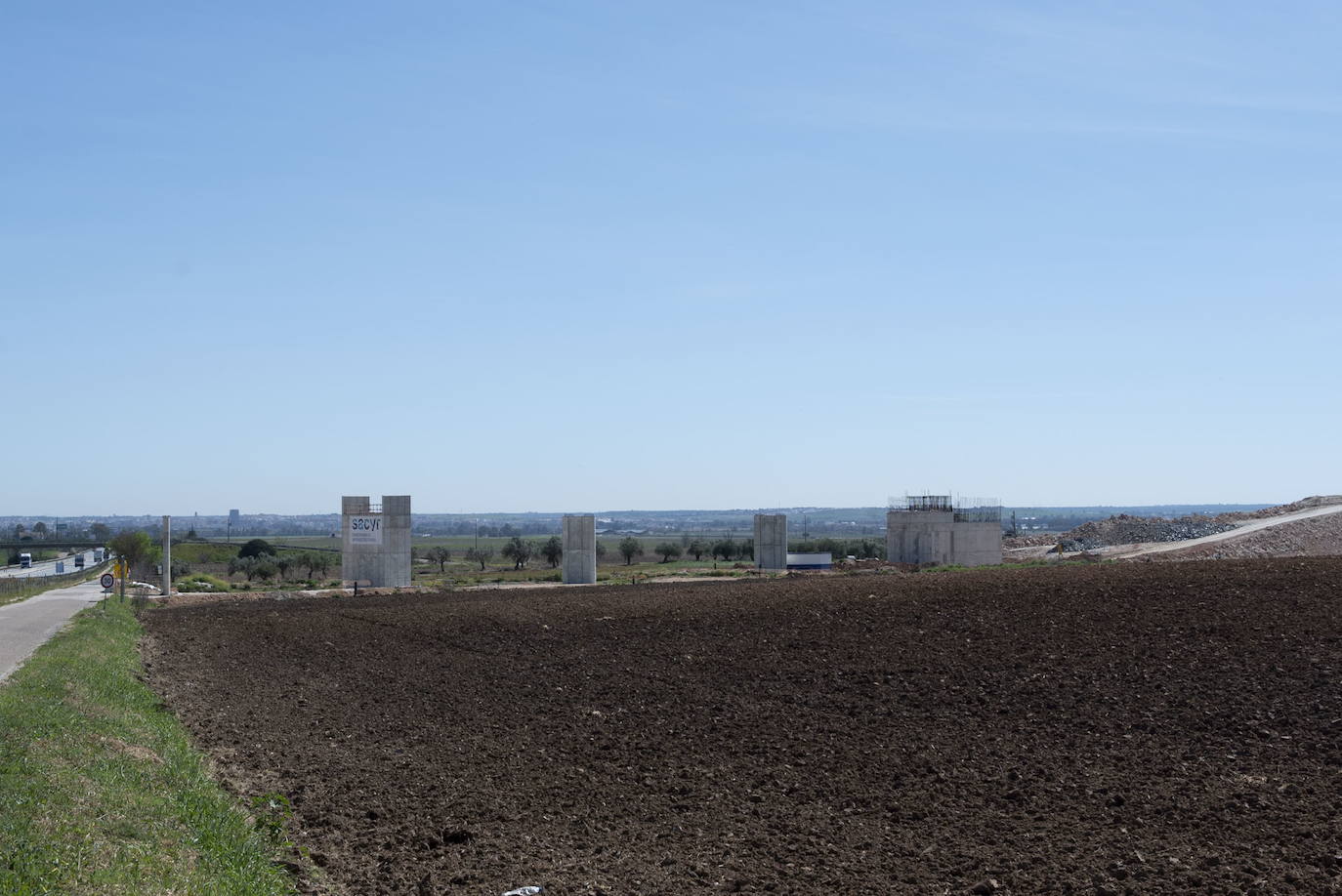 Pilares a medio construir, junto a la autovía que se dirige a Lisboa, y que completarán en unos meses.