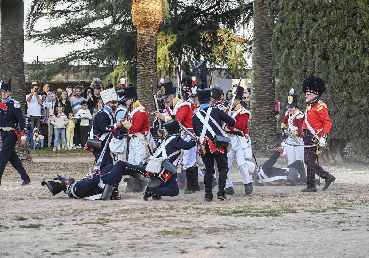 Los recreadores luchan cuerpo a cuerpo en la Alcazaba este sábado.