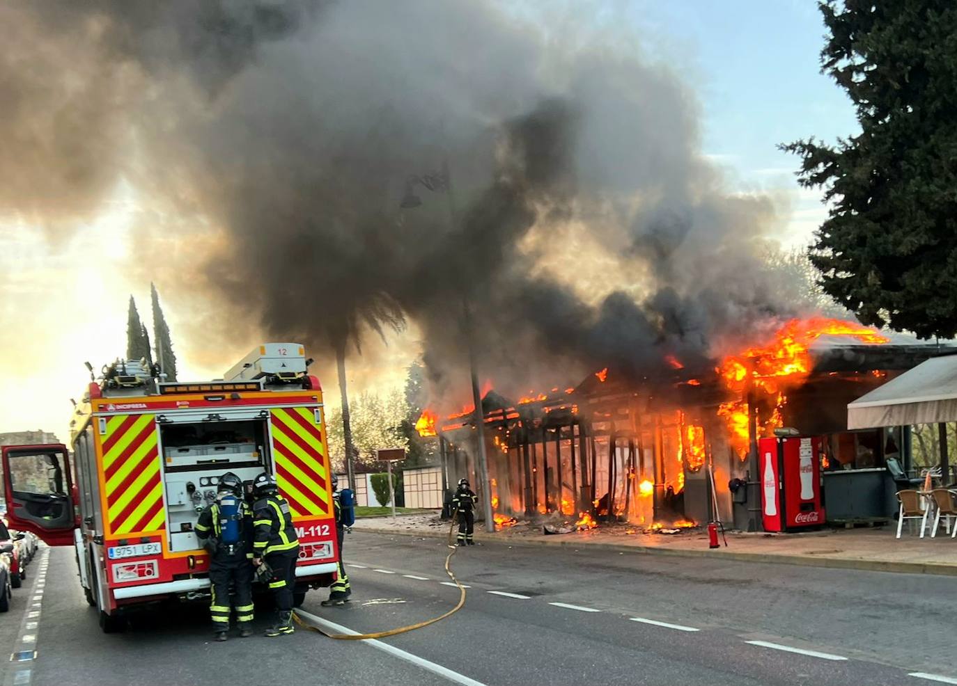 Los bomberos actuando para sofocar las llamas.