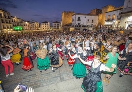 Convocatoria popular el pasado mes de septiembre en la Plaza Mayor de Cáceres para bailar 'El Redoble'.