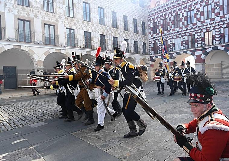 Las tropas de la Recreación de los Sitios de Badajoz se han trasladado a la Plaza Alta.