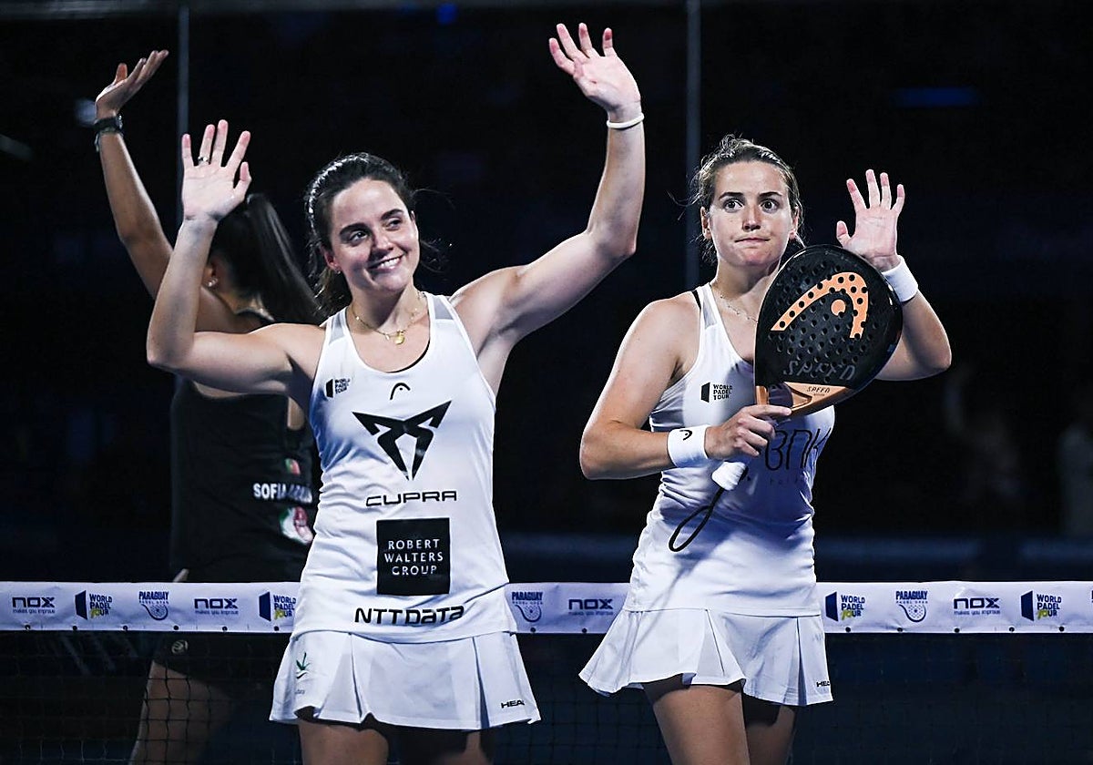 Paula Josemaría y Ari Sánchez celebran el pase a la final de Paraguay Open tras vencer a Delfina Brea y Sofía Araujo.
