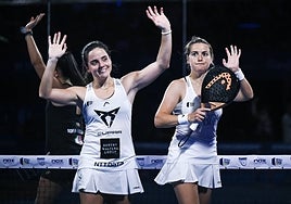 Paula Josemaría y Ari Sánchez celebran el pase a la final de Paraguay Open tras vencer a Delfina Brea y Sofía Araujo.