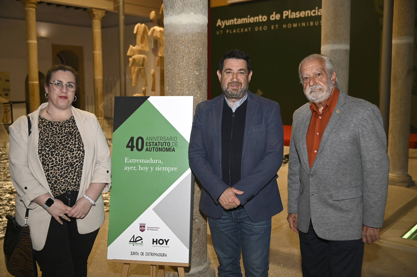 Cristina Corral, concejala socialista, Alfredo Moreno, portavoz municipal del PSOE y Francisco Valverde, presidente de Placeat