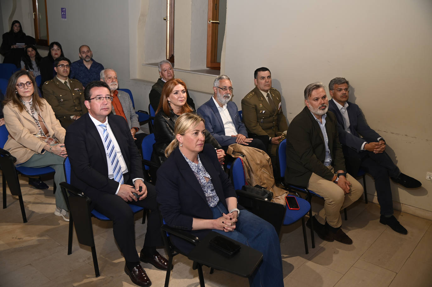 Blanca Martín, presidenta de la Asamblea de Extremadura, Fenando Pizarro, alcalde de Plasencia, Juan Antonio Gonzáez, consejero portavoz de la Junta de Extremadura, Fernando Manzano, vicepresidente segundo de la Asamblea de Extremadura, Pilar Pérez, diputada del PP, José Antonio García,subdelegado del Gobierno en Cáceres, y Manuel del Pozo, subdelegado de Defensa en Cáceres