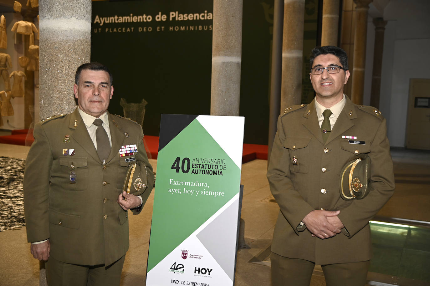 Manuel del Pozo, subdelegado de Defensa en Cáceres y Manuel Gallego Vicente, capitán jefe de Personal