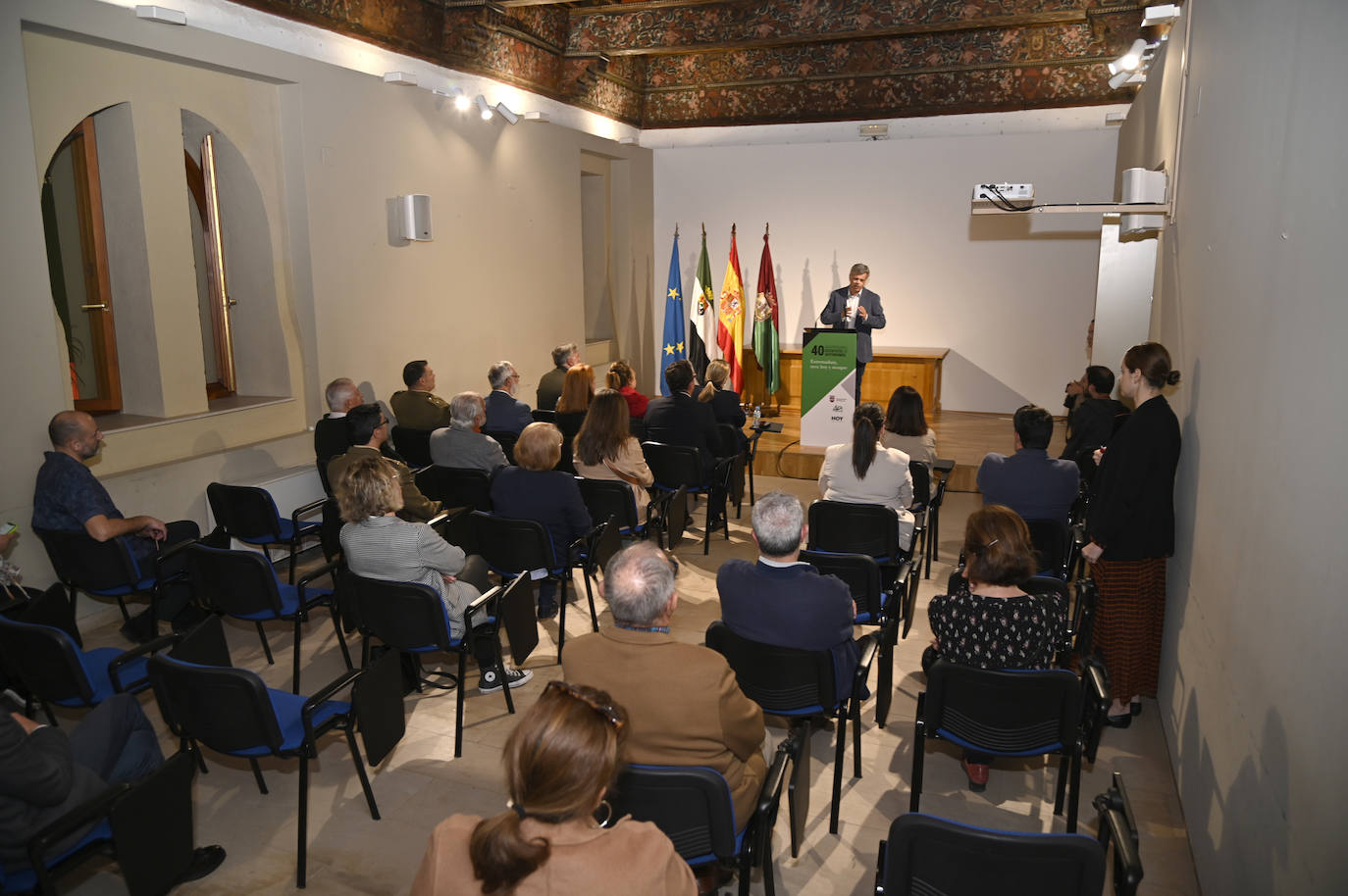 Autoridades y asistentes disfrutando del acto