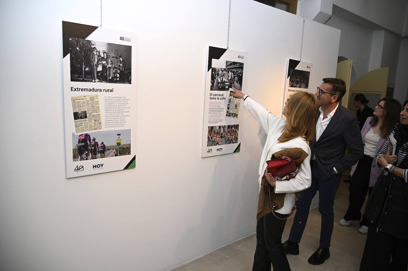 Marcial Herrero y Pilar Armero, de la AECC visitando la exposición 