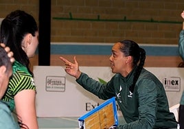 Flavia Lima da instrucciones a sus jugadoras durante un partido.