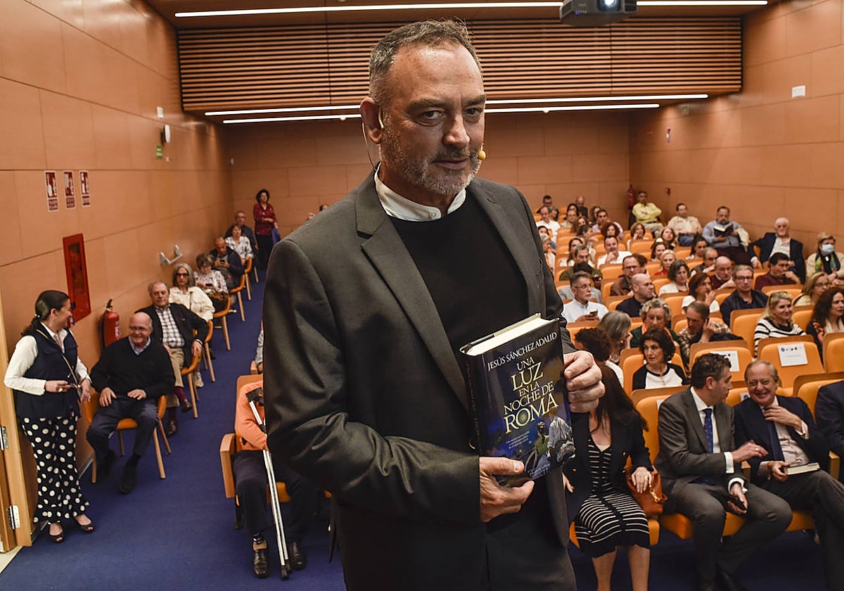 Sánchez Adalid durante la presentación del libro en el edificio de Cajalmendralejo.