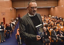 Sánchez Adalid durante la presentación del libro en el edificio de Cajalmendralejo.