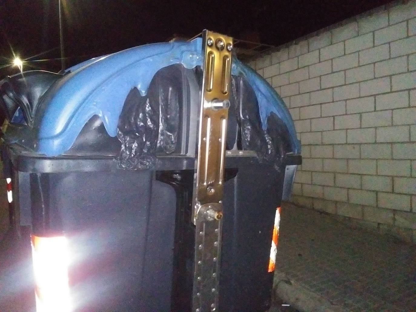 Contenedores quemados en Badajoz