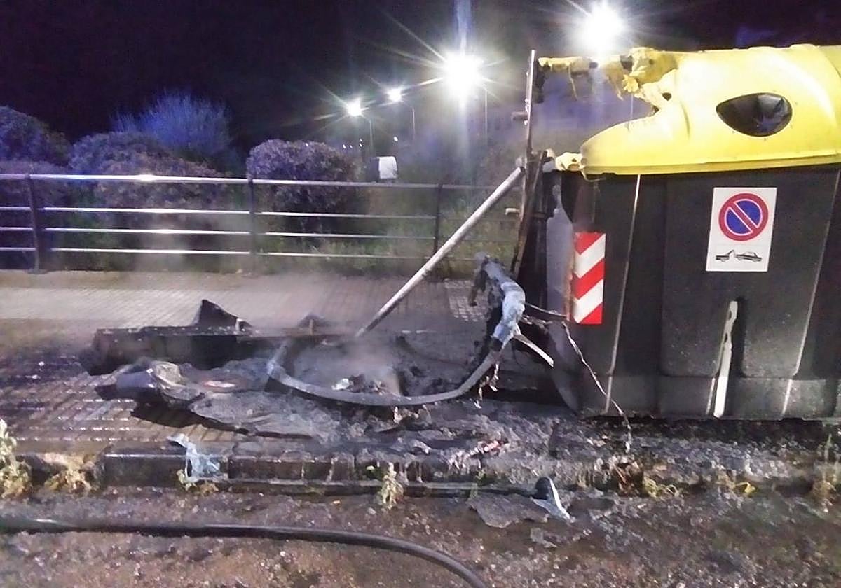 Contenedores quemados en Badajoz