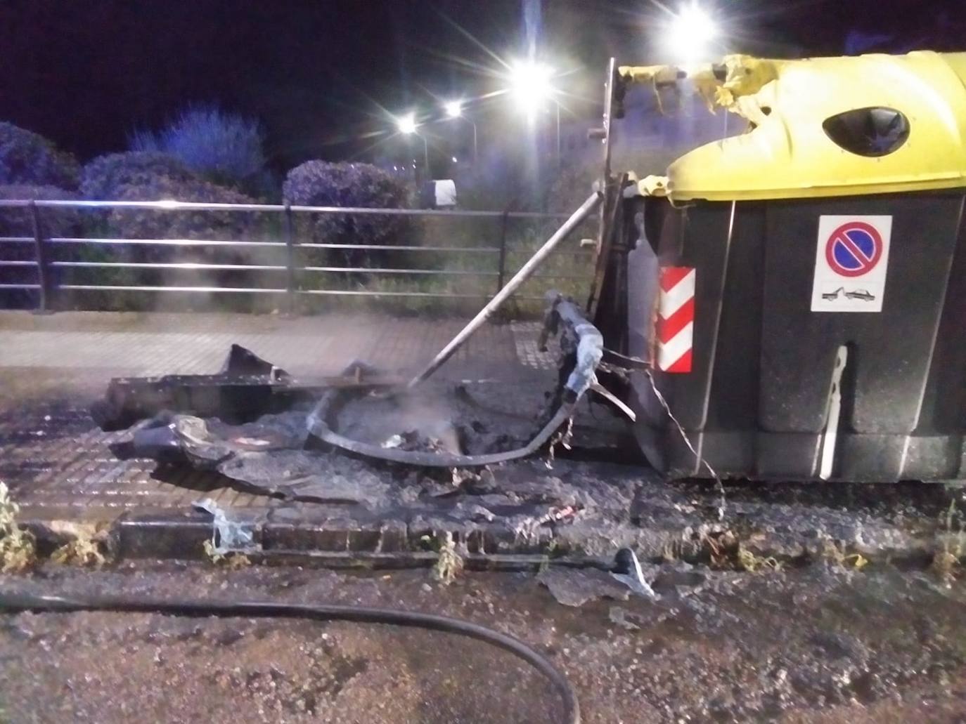 Contenedores quemados en Badajoz