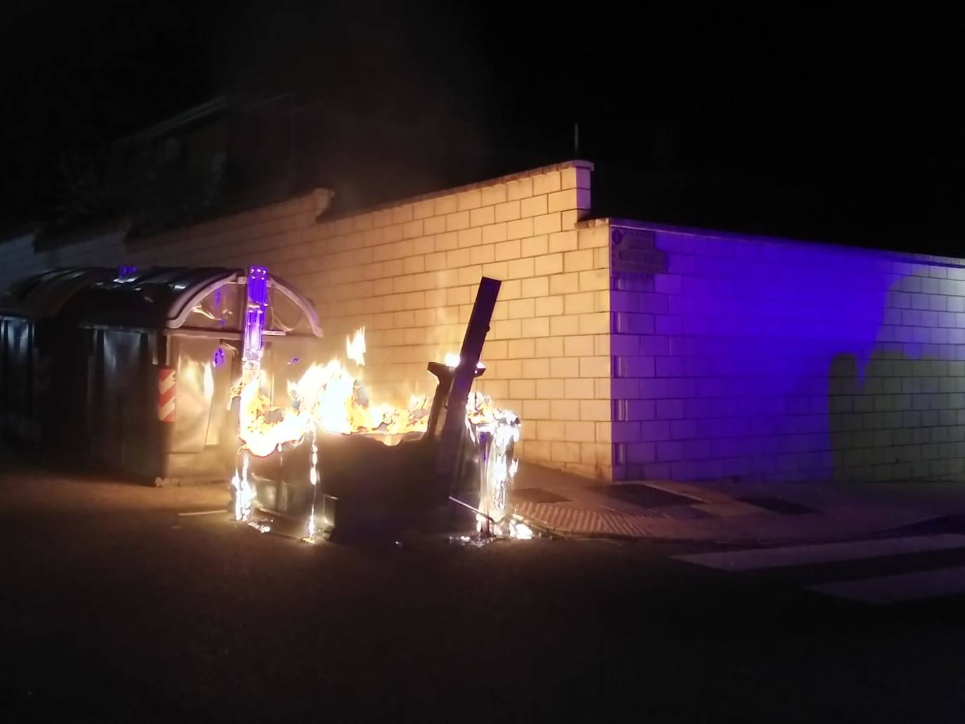 Contenedores quemados en Badajoz