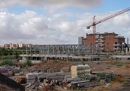 Piscina de la margen derecha, paralizada desde hace un año.