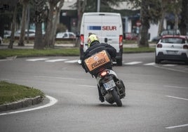 El reparto de mercancías y de comida a domicilio, entre los empleos en auge.