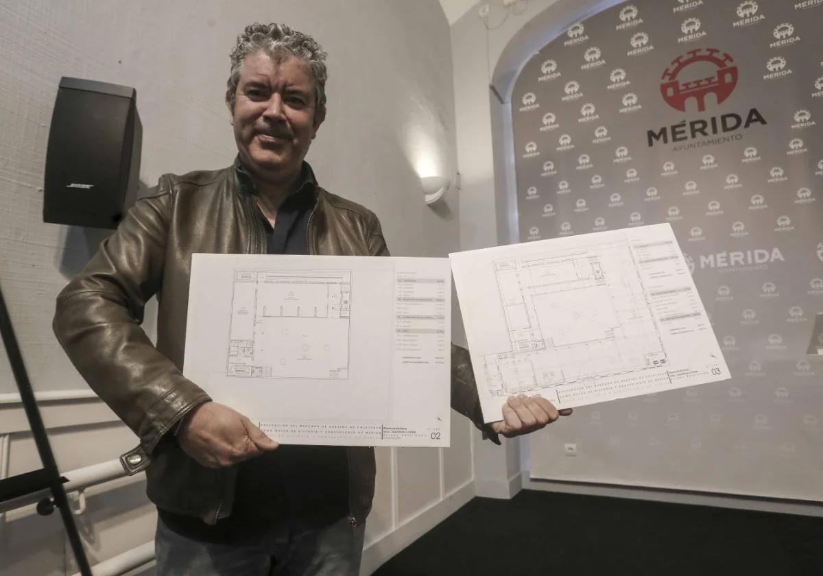 Félix Palma, director del Consorcio, con los planos del nuevo museo en el Calatrava.