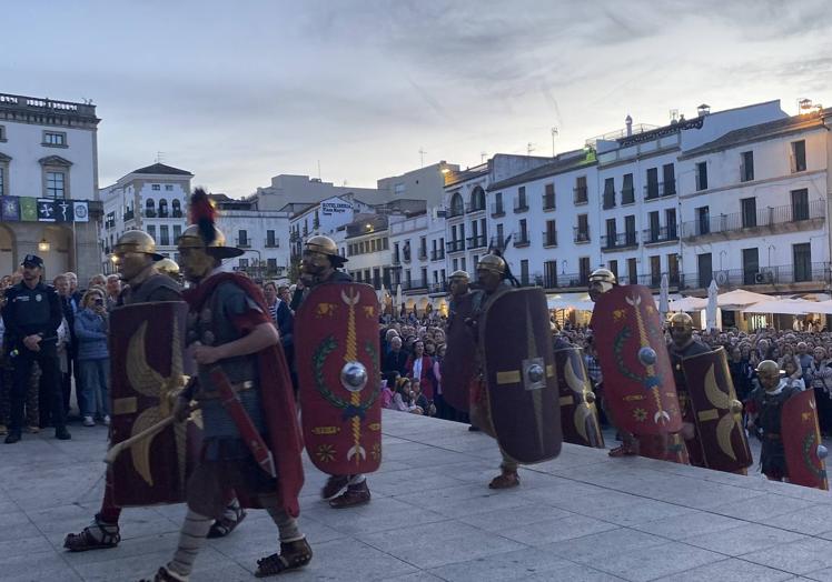 Soldados accediendo al recinto monumental de Cáceres.