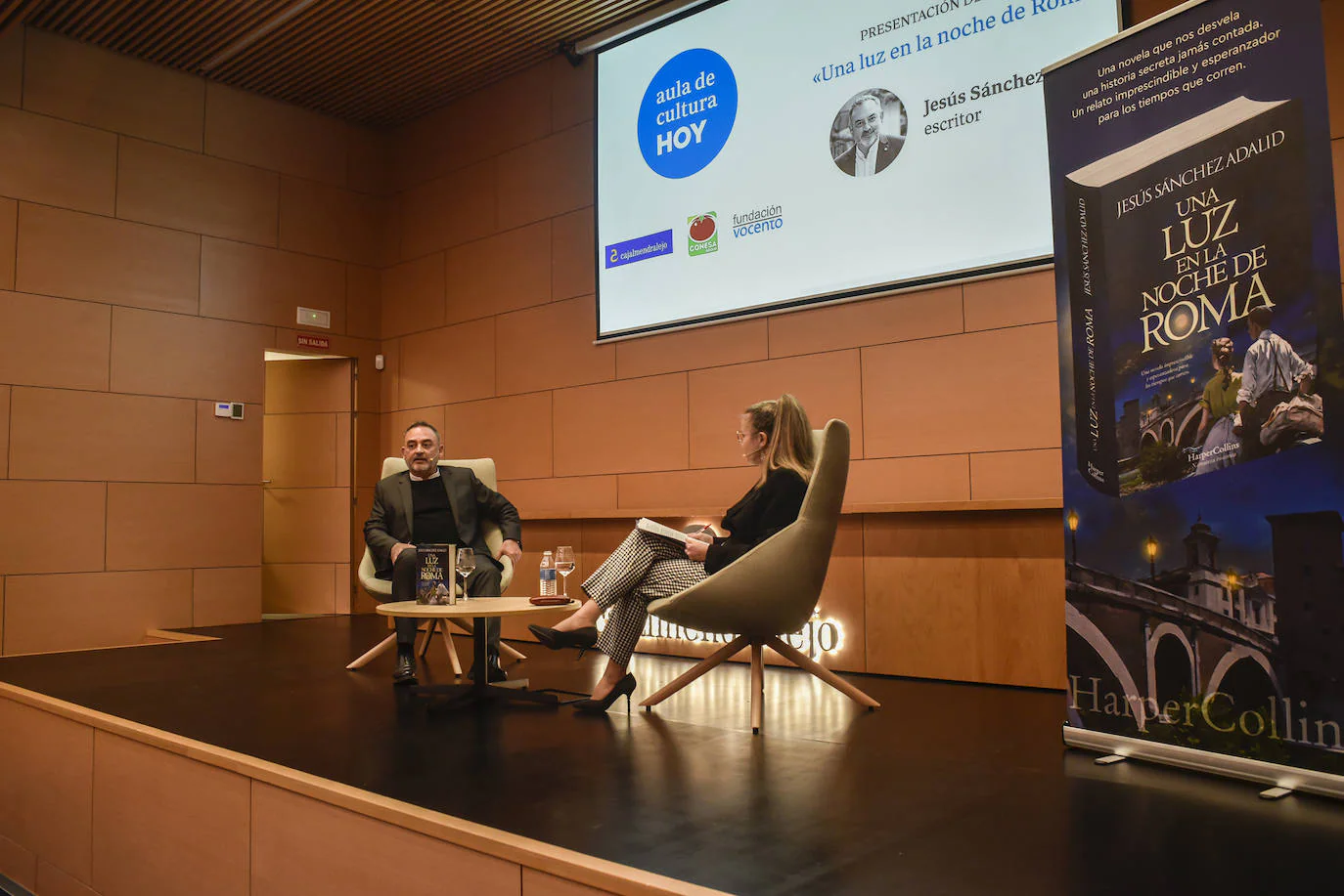 Jesús Sánchez Adalid ha presentado su nueva novela, 'Una luz en la noche de Roma', inspirada en la II Guerra Mundial, en el Aula de Cultura HOY