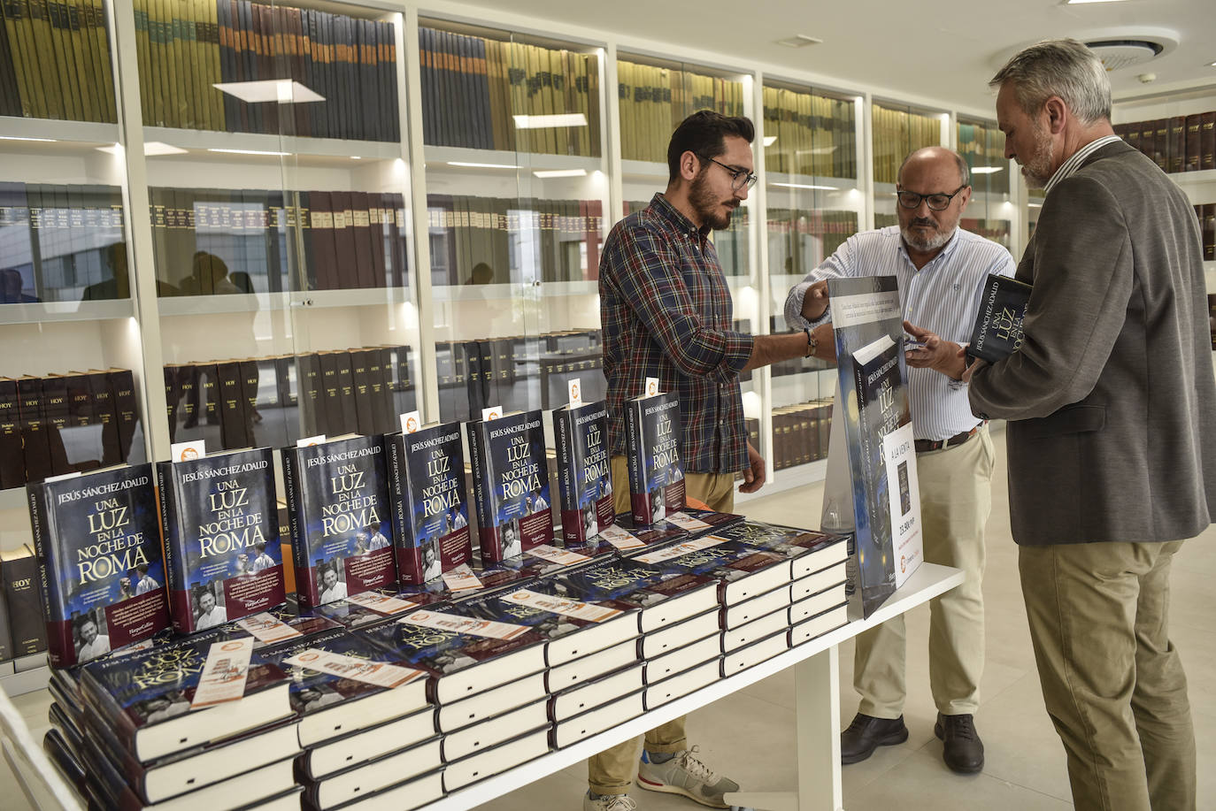 Jesús Sánchez Adalid ha presentado su nueva novela, 'Una luz en la noche de Roma', inspirada en la II Guerra Mundial, en el Aula de Cultura HOY