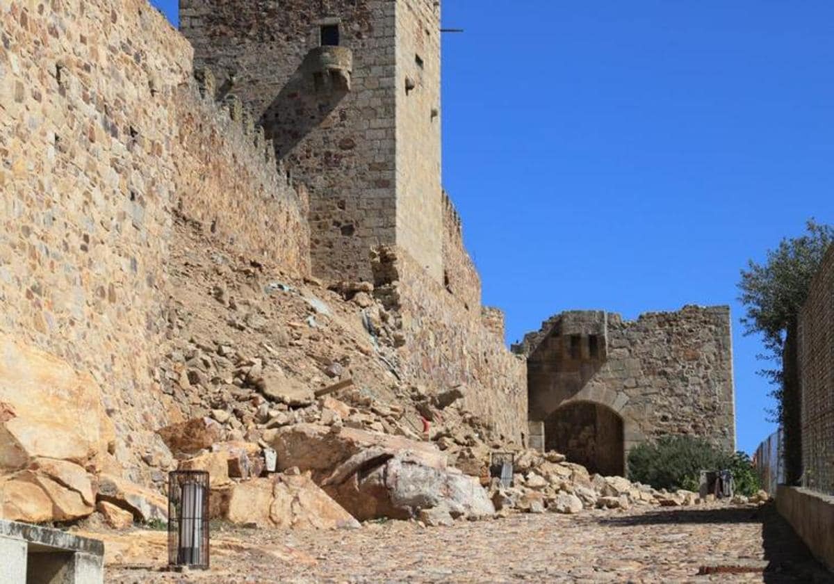 La reparación del antemuro del Castillo de Medellín comienza en abril