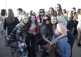 Asistentes al Primavera Festival en el interior del Hípico.