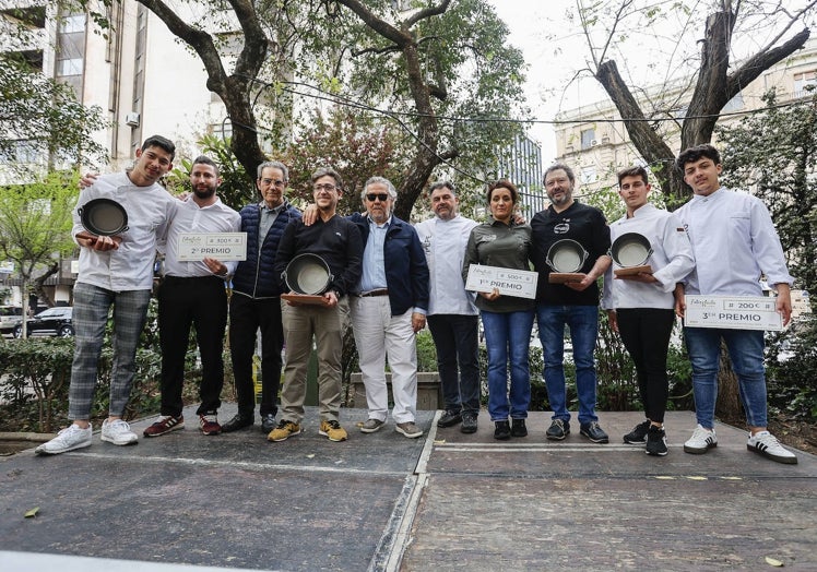 Entrega de los premios a las tres mejores tapas y a Benjamín Caballero.