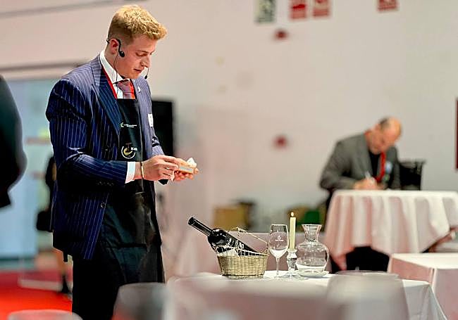 Daniel compitiendo en la prueba de la decantación con vela.