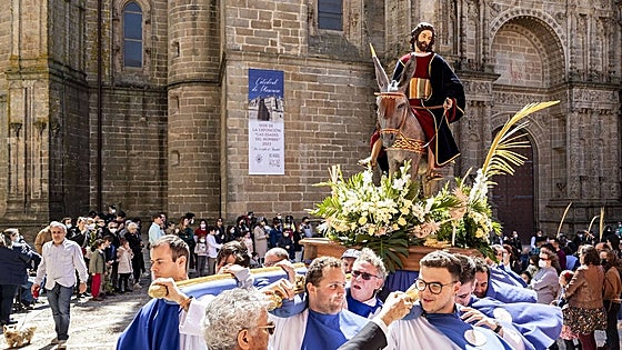 La Borriquita abre en Plasencia una Semana Santa que opta a ser fiesta de interés nacional