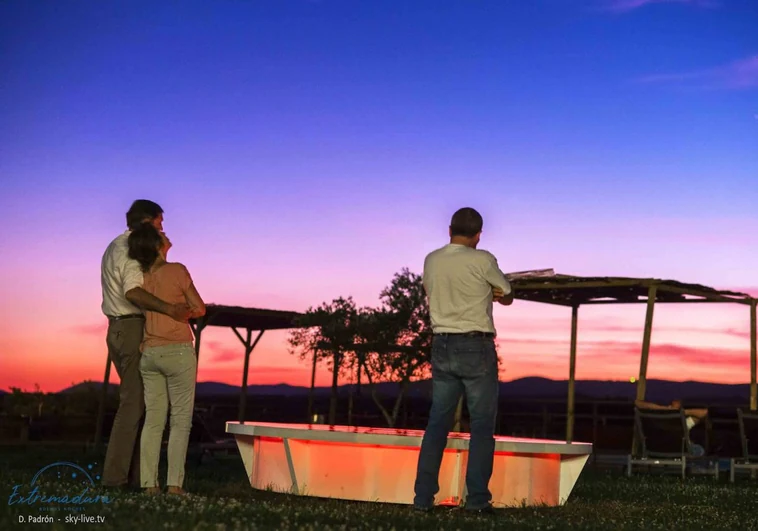 Aficionados a la observación astronómica en el mirador celeste del Parque Nacional de Monfragüe