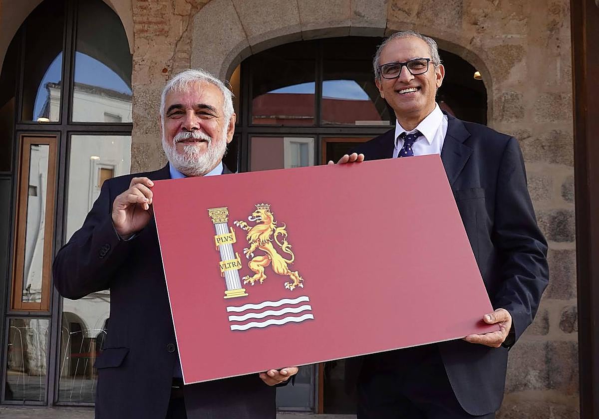 La propuesta dela comisión es una enseña de color carmesí, con león rampante dorado sobre columna plateada y debajo ondas que simbolizan el río Guadiana.